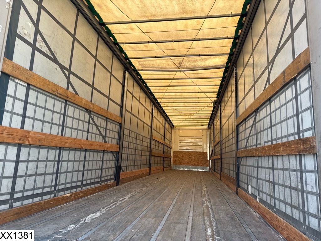 Fruehauf Tautliner Lift axle