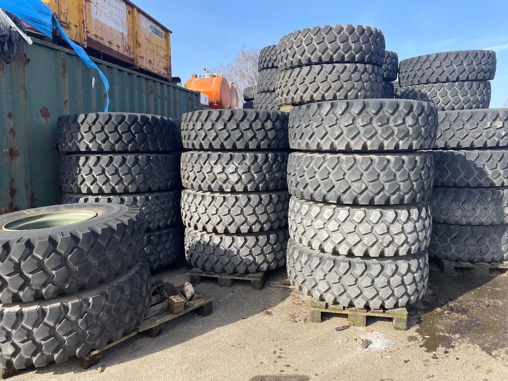 Michelin 16.00 R20 XZL blocktyres met velg 70-90% pakket 56 x Special Price !!