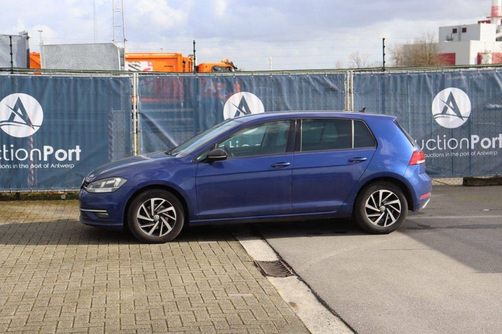 Passenger car Volkswagen Golf Petrol 125 hp 2018 (Margin)