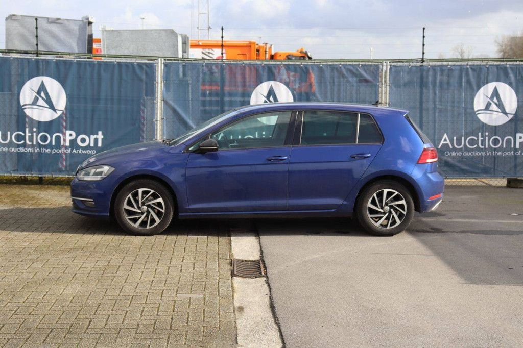 Passenger car Volkswagen Golf Petrol 125 hp 2018 (Margin)
