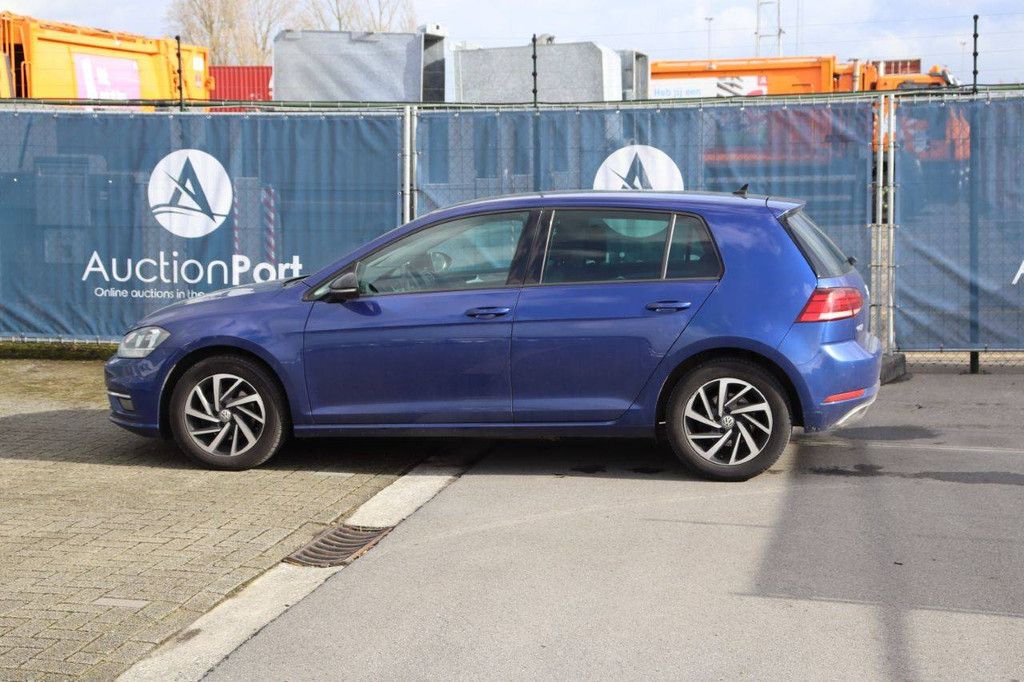 Passenger car Volkswagen Golf Petrol 125 hp 2018 (Margin)