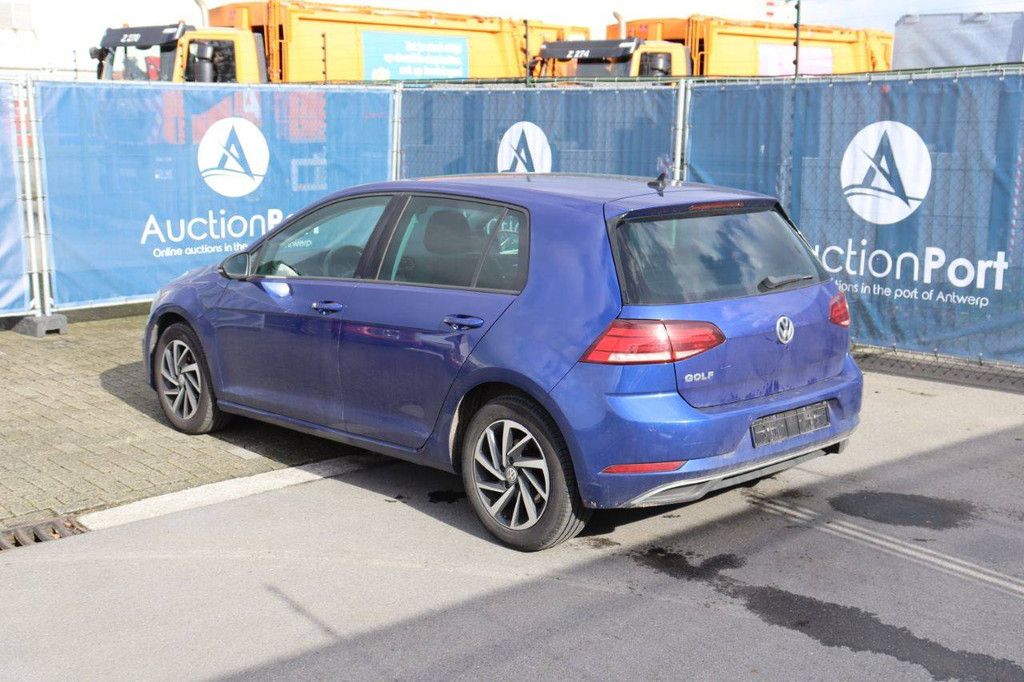 Passenger car Volkswagen Golf Petrol 125 hp 2018 (Margin)