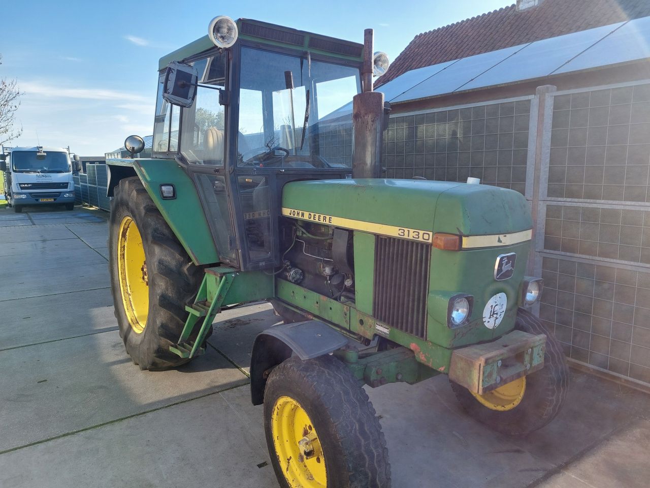 John Deere 3130 met werk