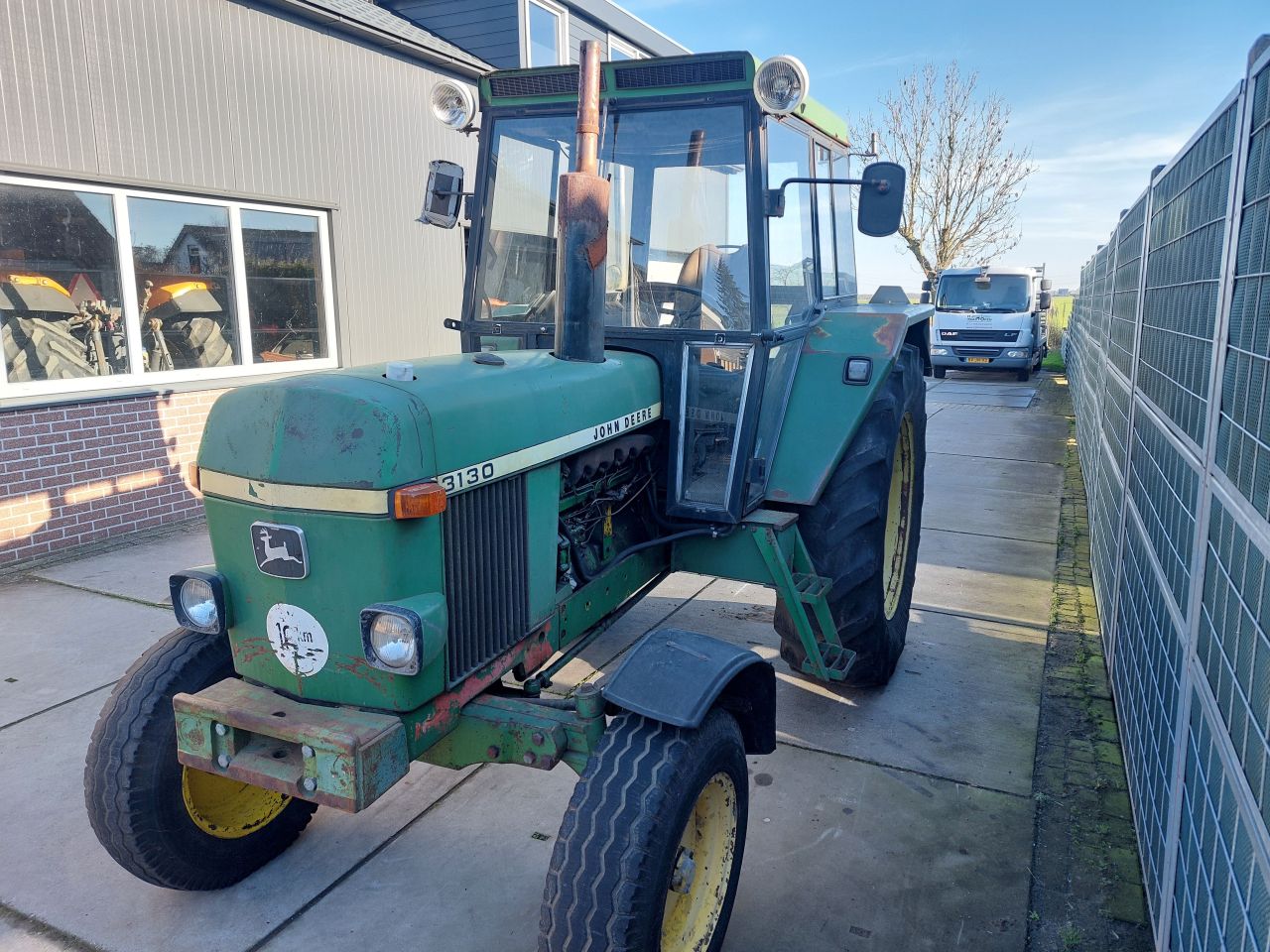 John Deere 3130 met werk