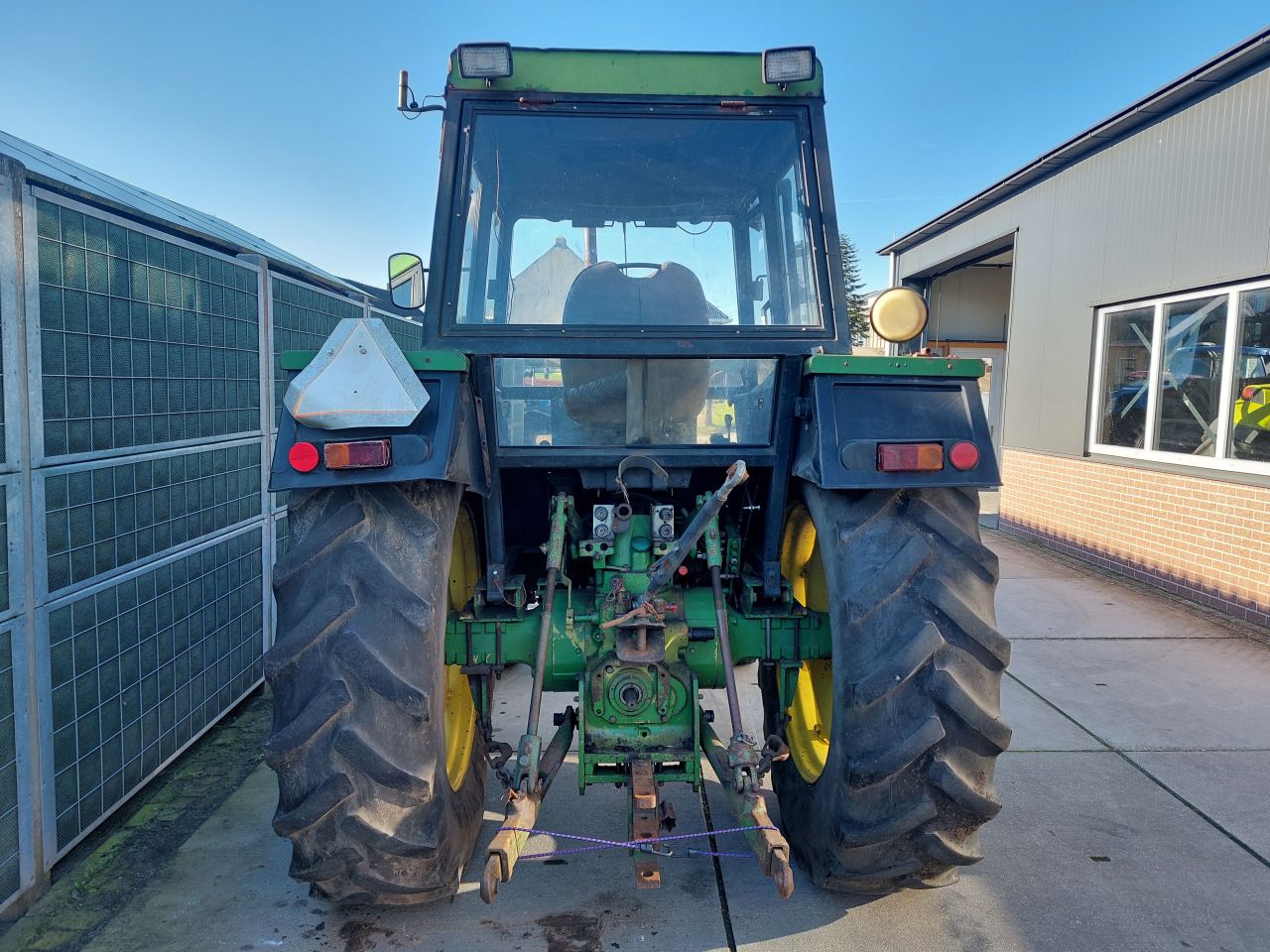 John Deere 3130 met werk