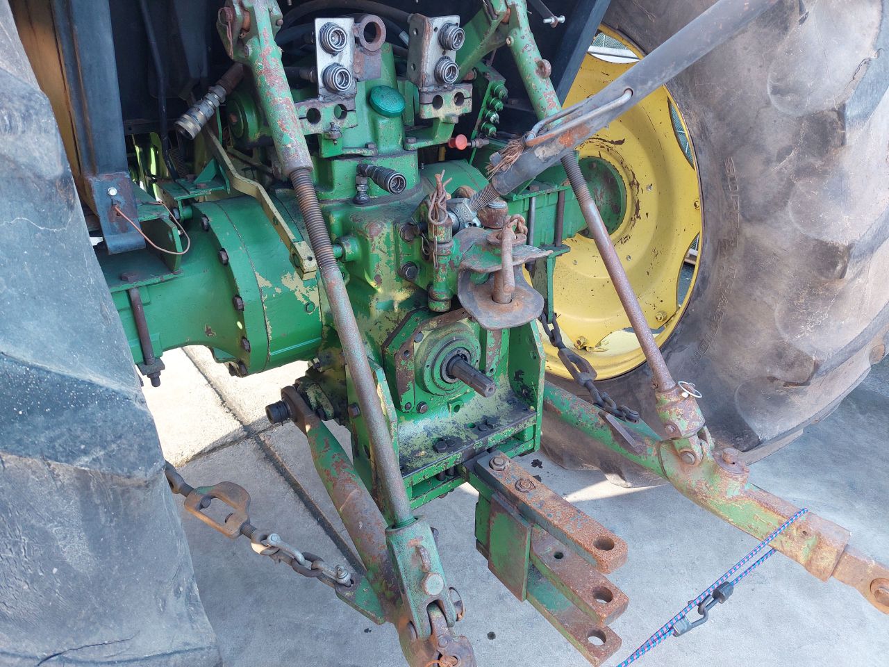 John Deere 3130 met werk