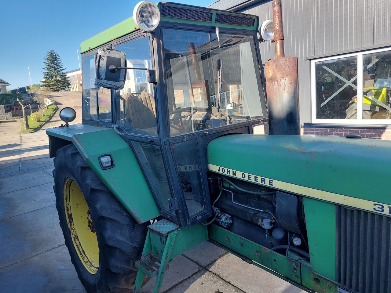 John Deere 3130 met werk