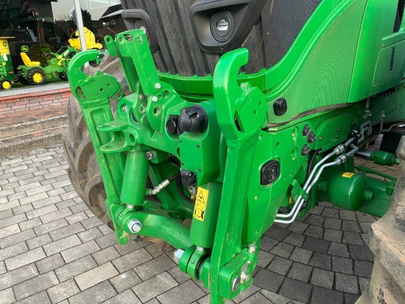 John Deere 6R 215