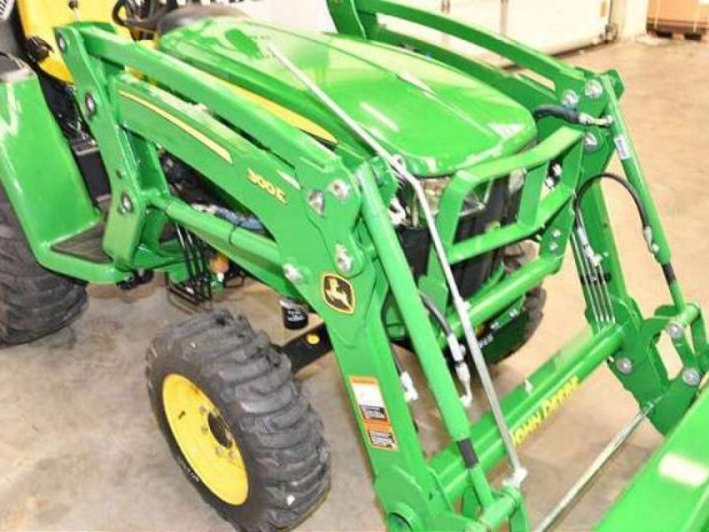 John Deere 3038E TRAKTOR