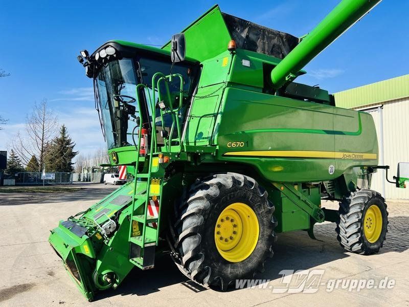 John Deere C670