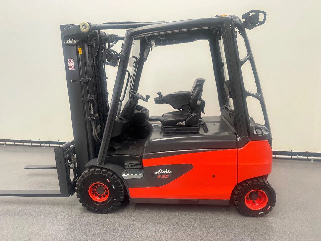 Linde 387 E 25 L-01. Inclusief nieuwe accu