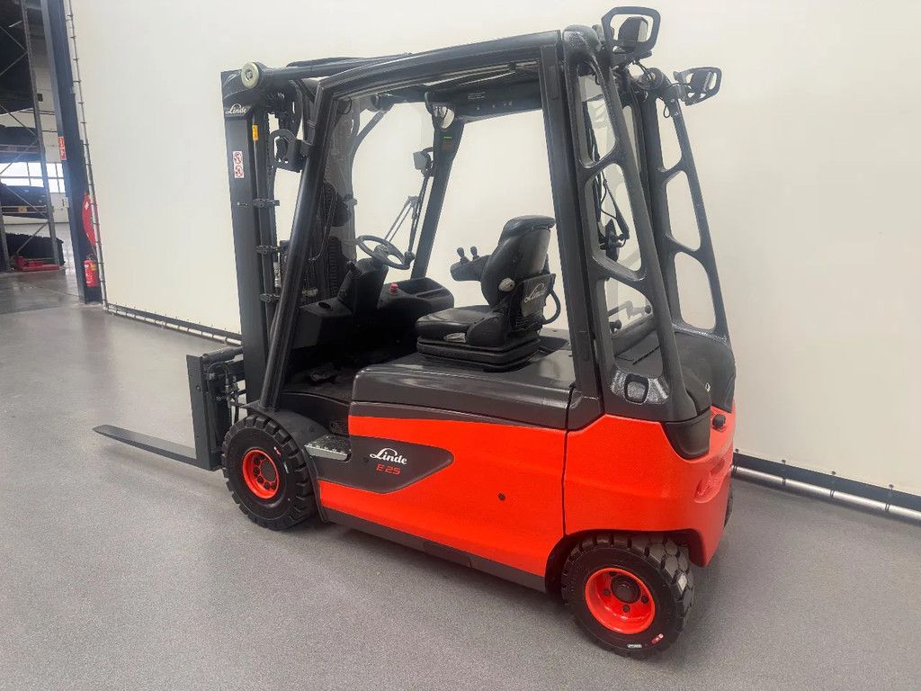 Linde 387 E 25 L-01. Inclusief nieuwe accu