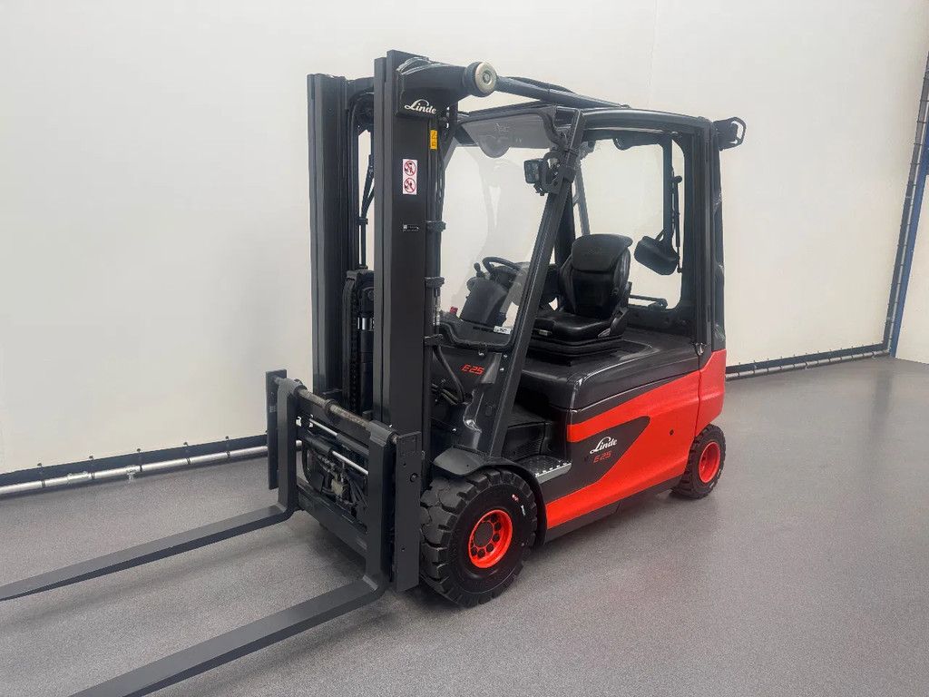 Linde 387 E 25 L-01. Inclusief nieuwe accu