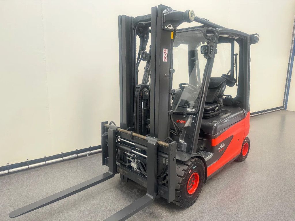 Linde 387 E 25 L-01. Inclusief nieuwe accu