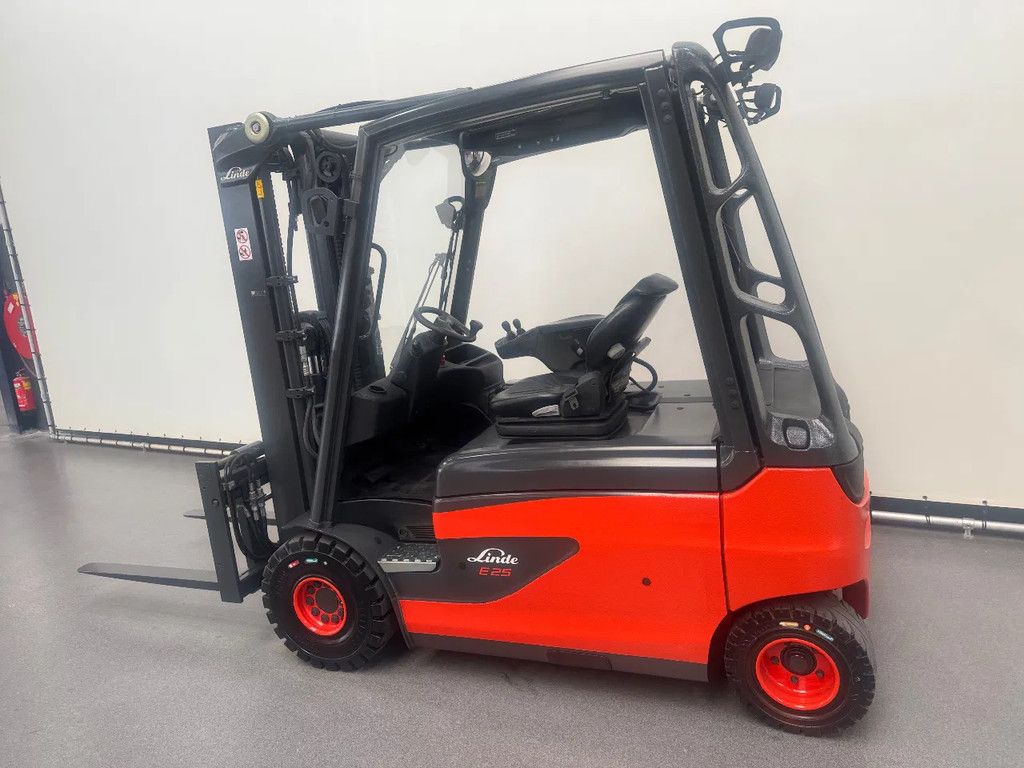 Linde 387 E 25 L-01. Inclusief nieuwe accu