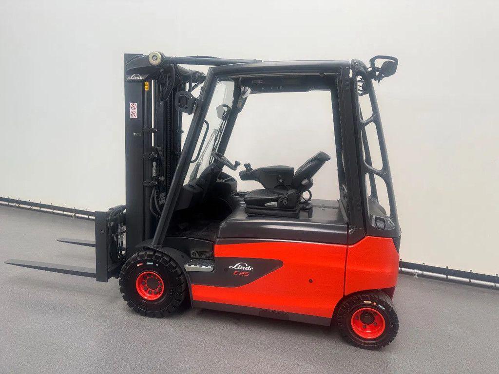 Linde 387 E 25 L-01. Inclusief nieuwe accu