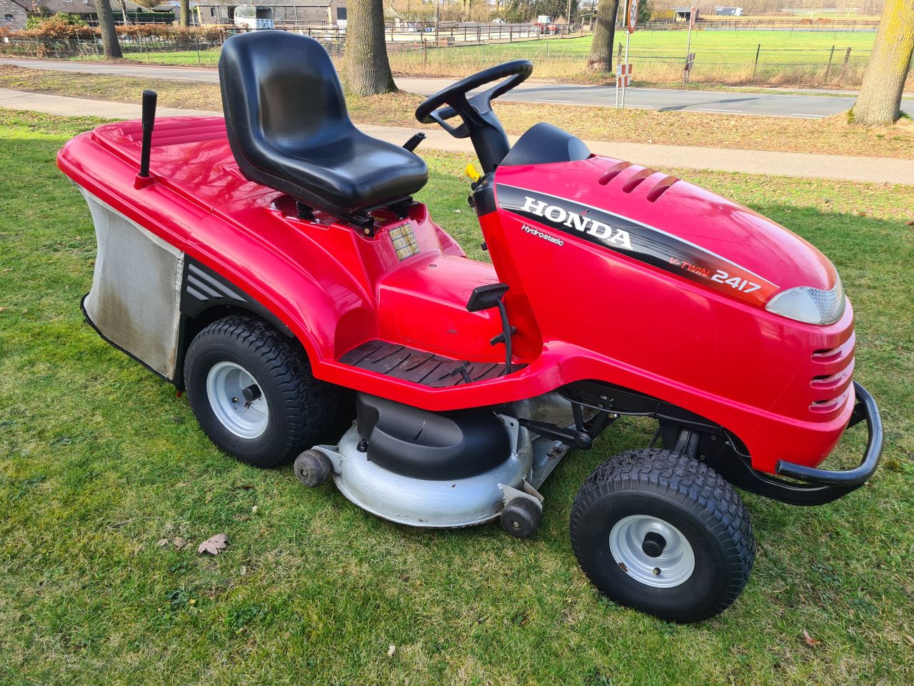 Honda HF 2417 zitmaaier met opvangbak.