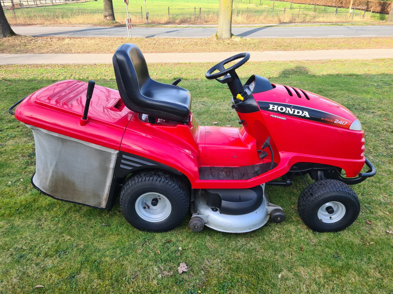 Honda HF 2417 zitmaaier met opvangbak.