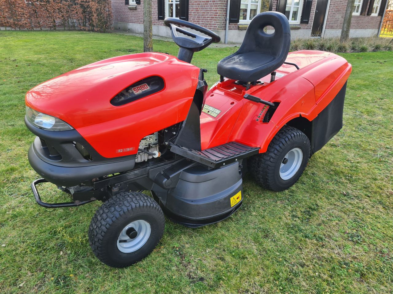 Sabo 92-13HF zitmaaier met opvangbak hydrostaat.