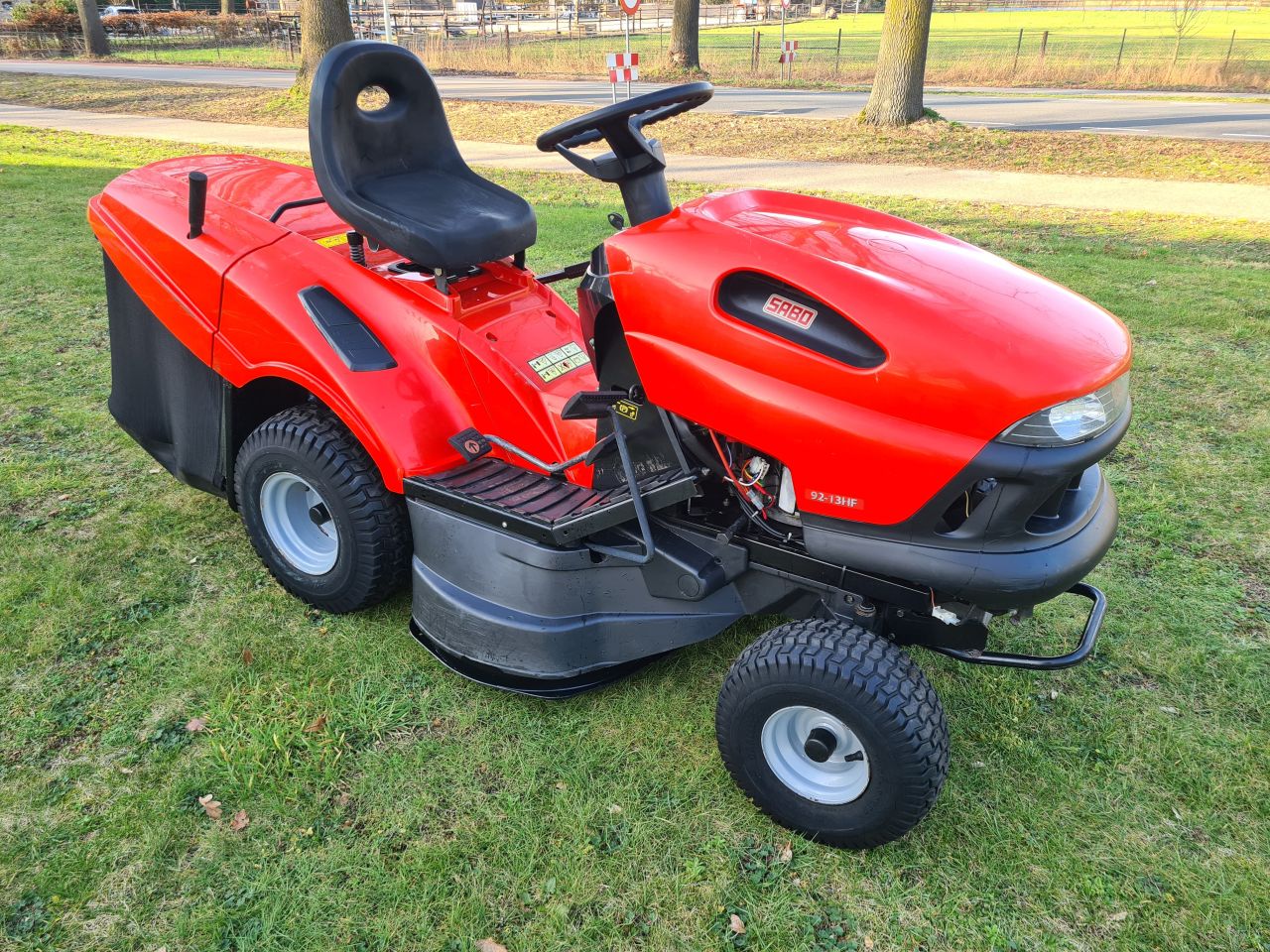 Sabo 92-13HF zitmaaier met opvangbak hydrostaat.