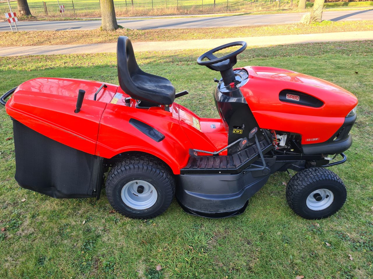 Sabo 92-13HF zitmaaier met opvangbak hydrostaat.