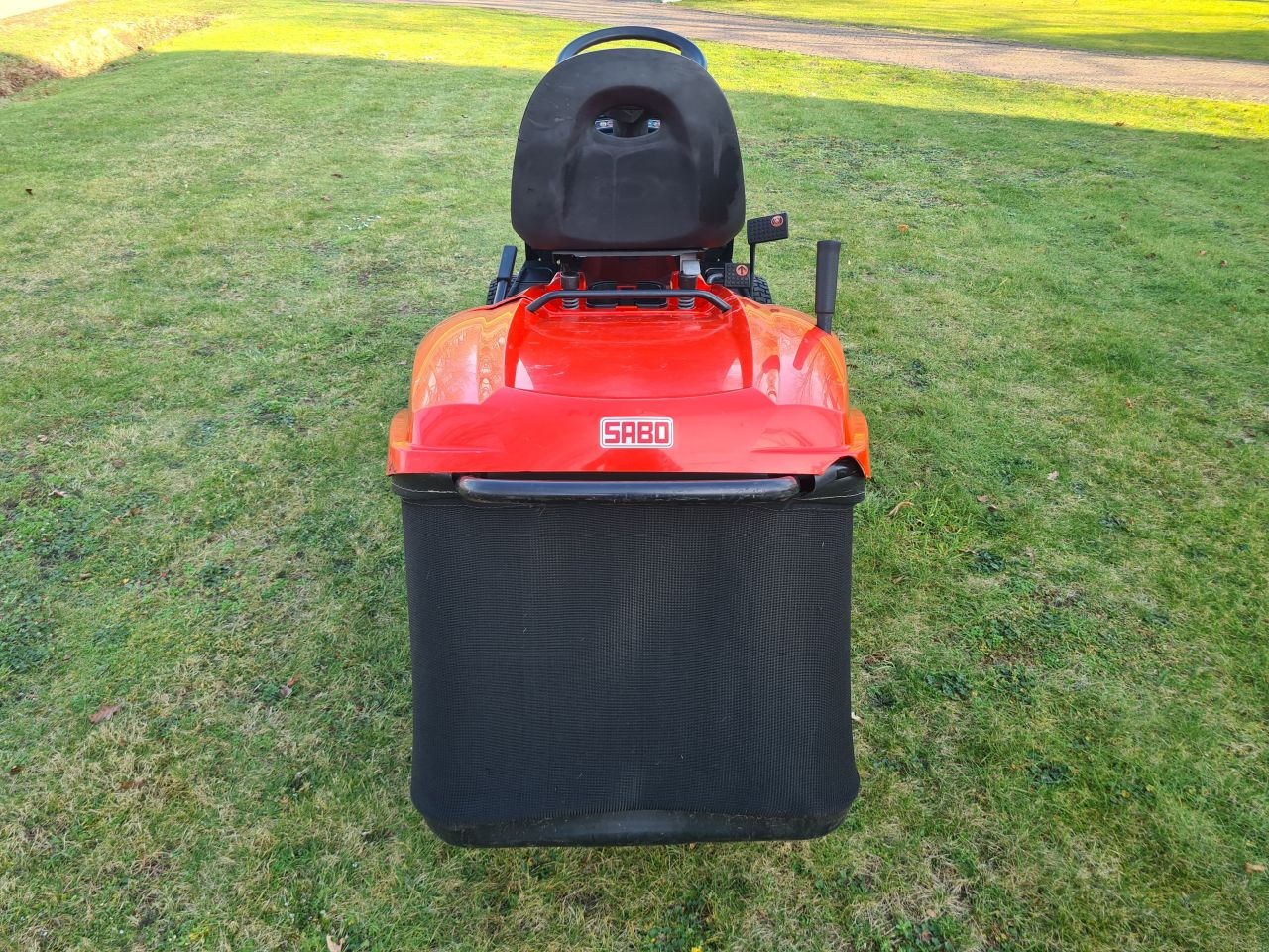 Sabo 92-13HF zitmaaier met opvangbak hydrostaat.