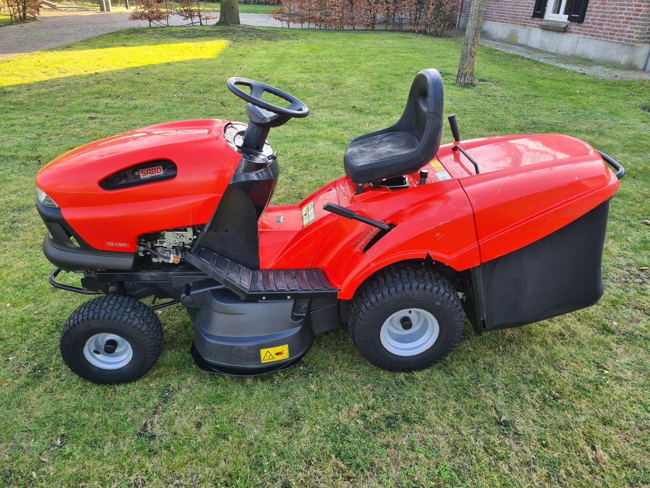 Sabo 92-13HF zitmaaier met opvangbak hydrostaat.