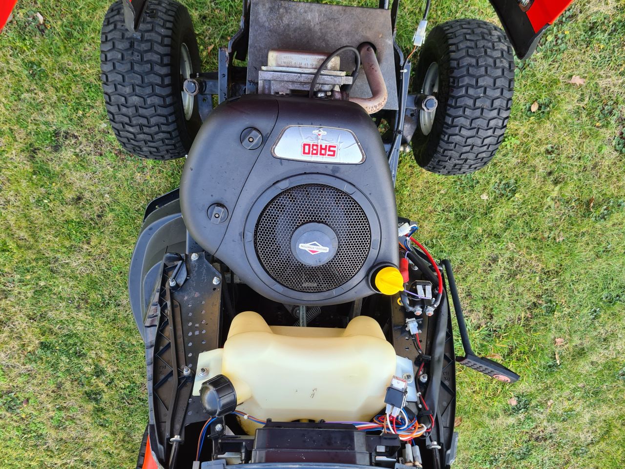 Sabo 92-13HF zitmaaier met opvangbak hydrostaat.