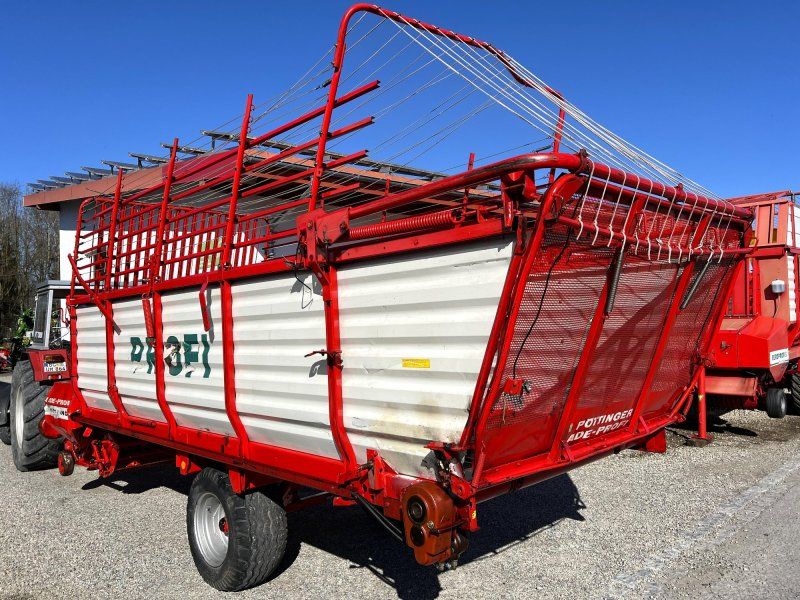 Pöttinger Ladeprofi 2 mit hydraulischem Kratzbodenantrieb