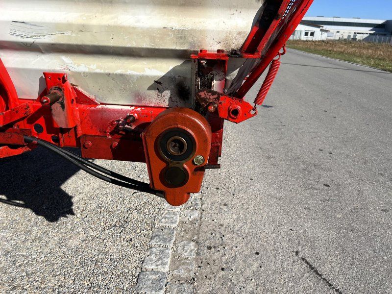 Pöttinger Ladeprofi 2 mit hydraulischem Kratzbodenantrieb