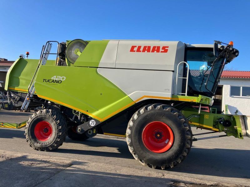Claas TUCANO 420 + V540 + TW