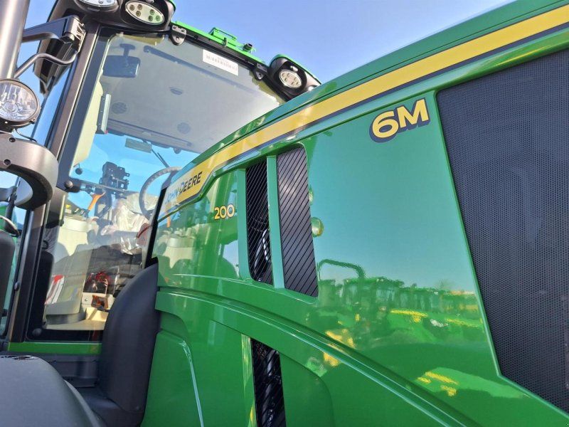 John Deere 6M 200