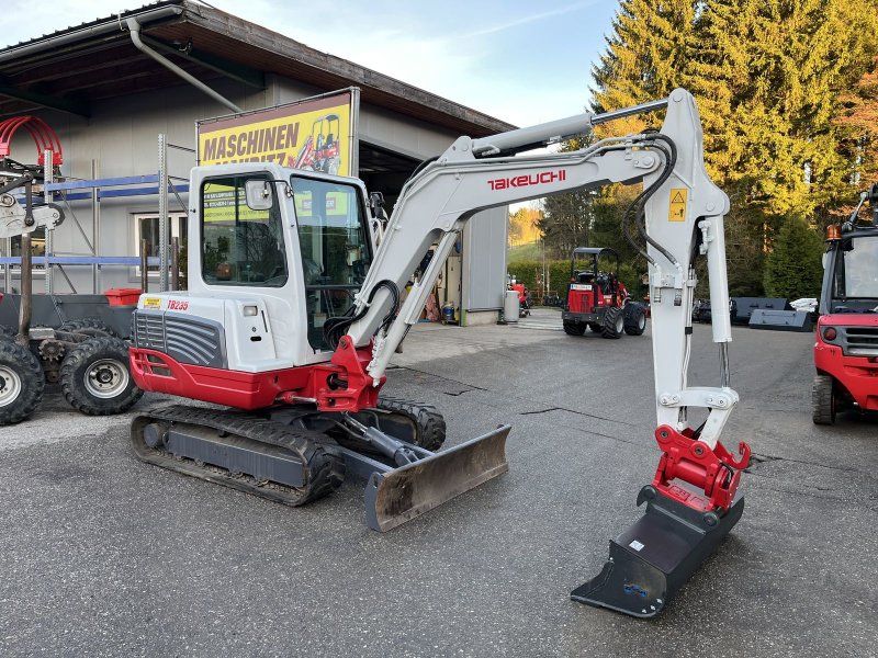 Takeuchi TB 235 mit Powertilt