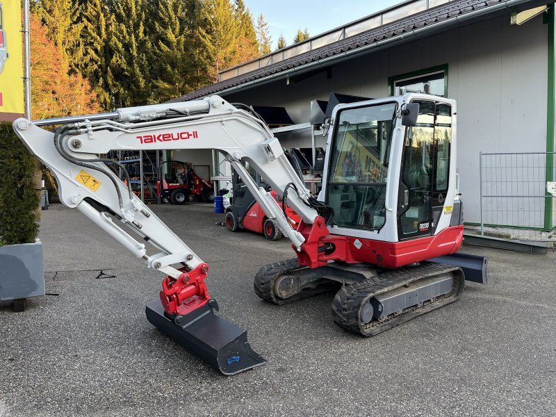 Takeuchi TB 235 mit Powertilt