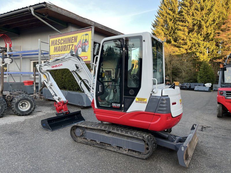 Takeuchi TB 235 mit Powertilt