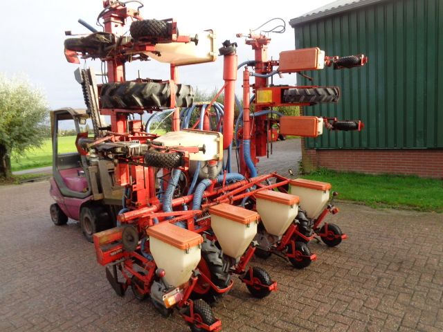 Becker 8 rijige maiszaaier