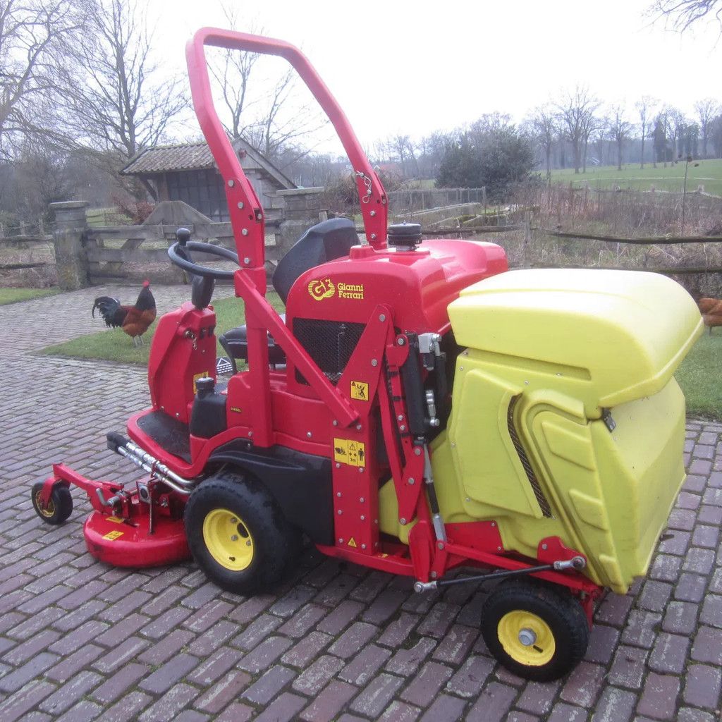 Gianni Ferrari GTS 220 Zitmaaier, werktuigdrager, cirkelmaaier.