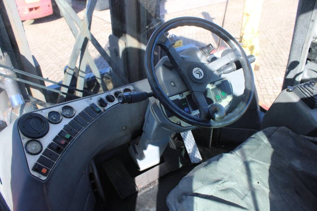 Kalmar DCD 160-12 empty container handler