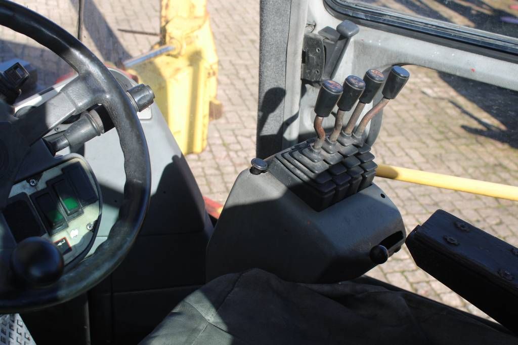 Kalmar DCD 160-12 empty container handler