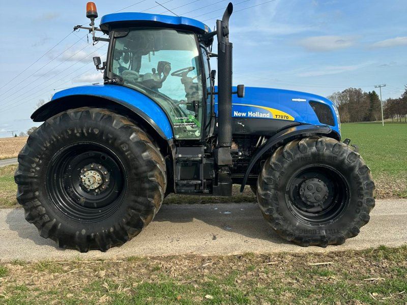 New Holland T7070