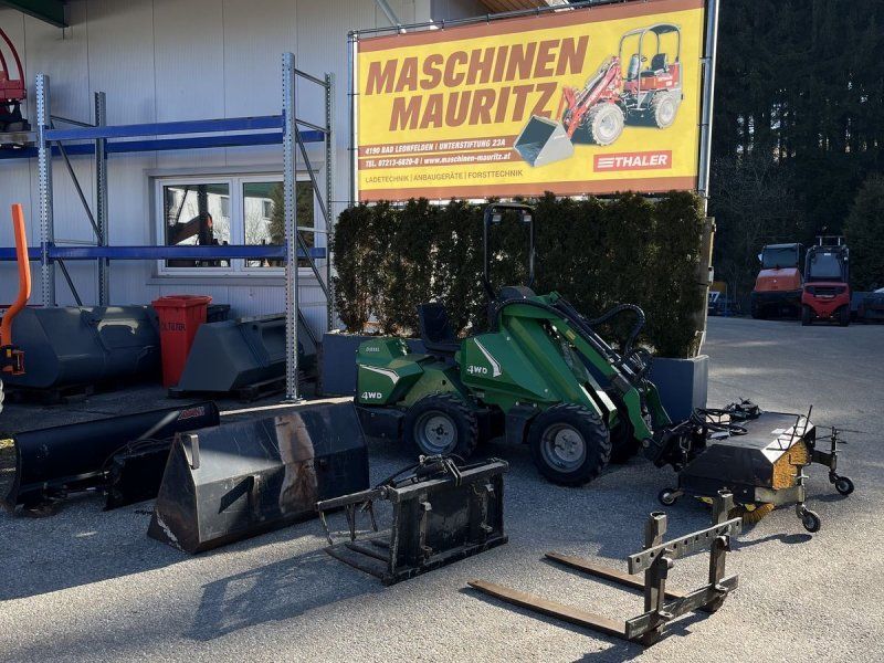 Avant Multiplus mit 5 Anbaugeräten