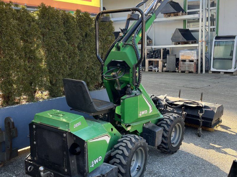 Avant Multiplus mit 5 Anbaugeräten