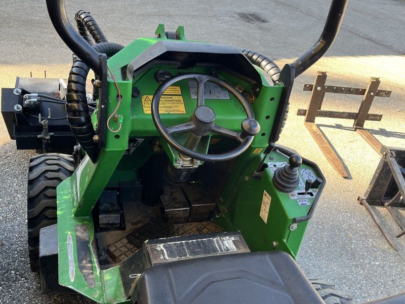 Avant Multiplus mit 5 Anbaugeräten