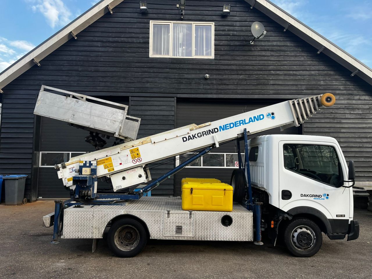 Nissan Cabstar ladderlift