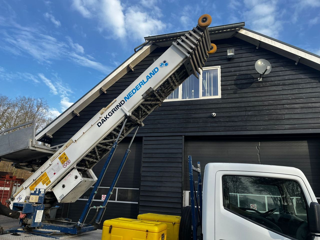Nissan Cabstar ladderlift
