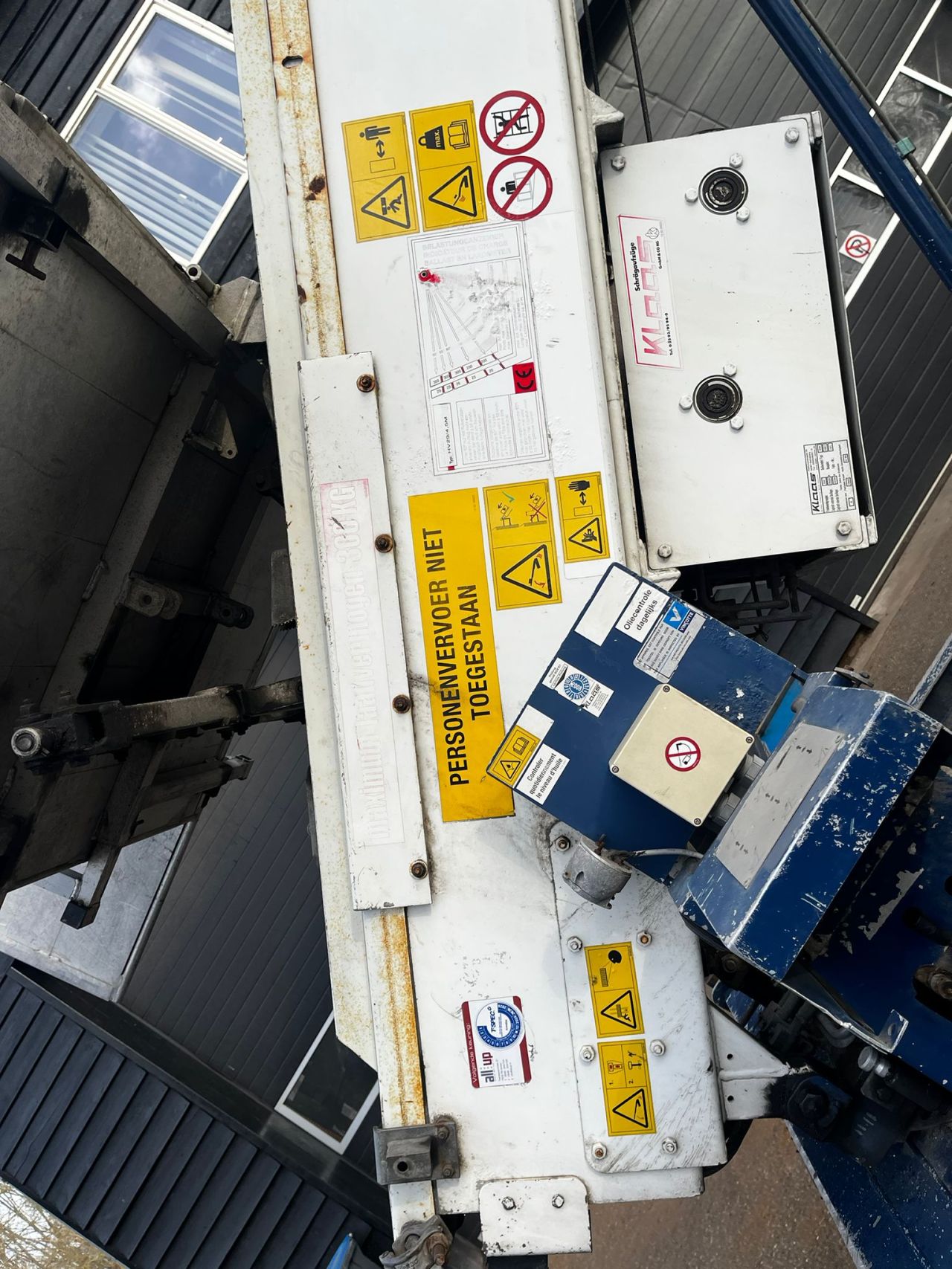 Nissan Cabstar ladderlift