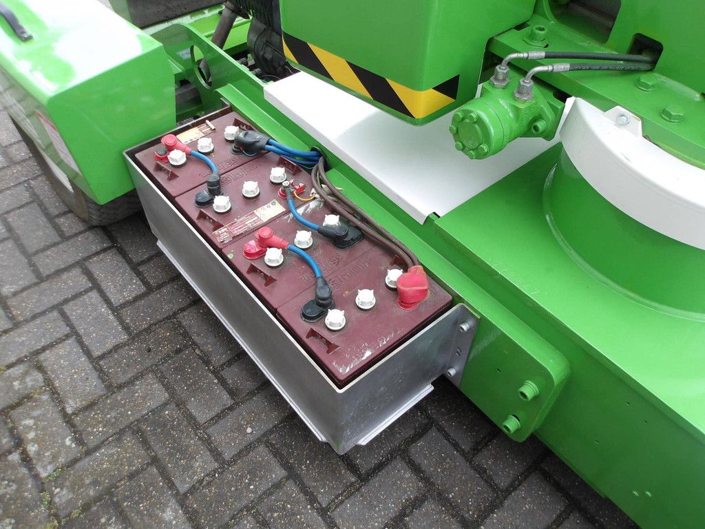 Nifty HR12NDE 12.20m Bi-energy articulated boom lift 2017