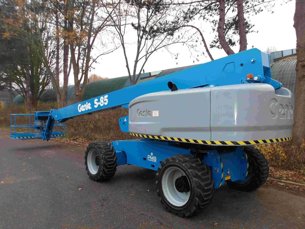 Telescopic boom lift Genie S85 27.91m Diesel 2013