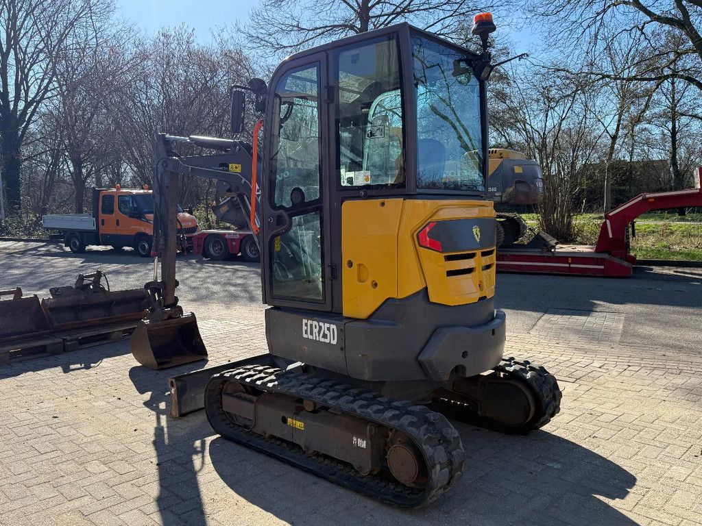 Volvo ECR25D 4 buckets