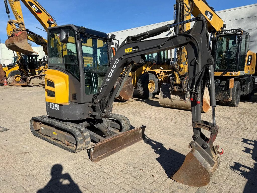 Volvo ECR25D 4 buckets